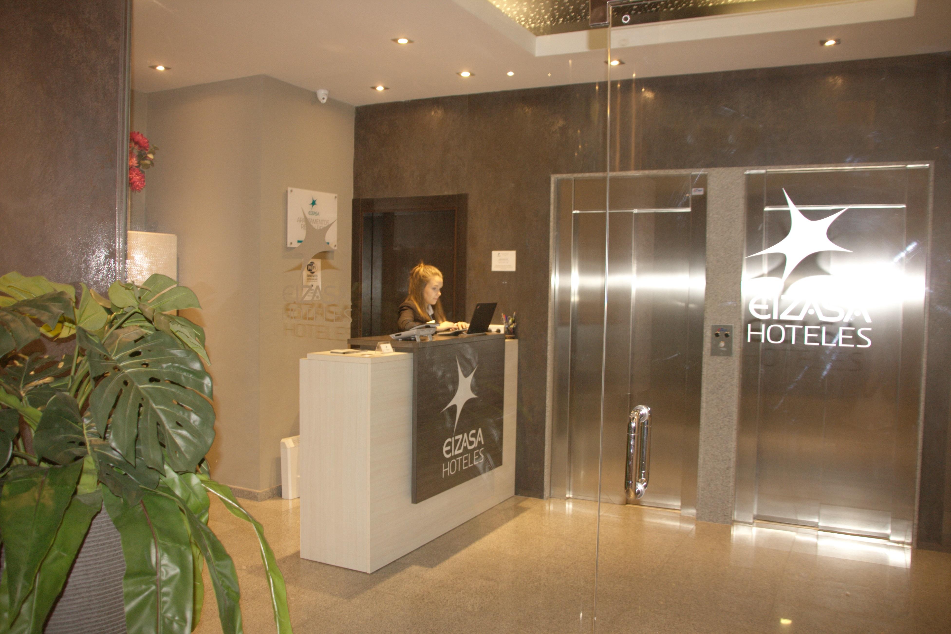 Apartamentos Real Lleida Bagian luar foto